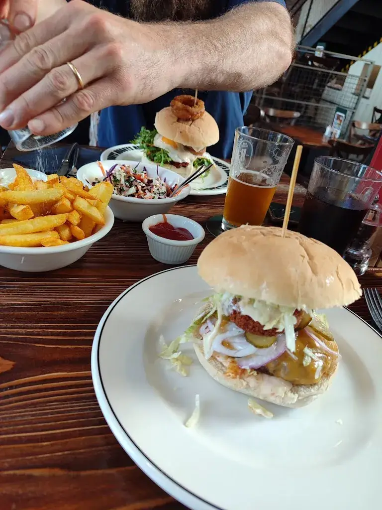 amela shahini_HUGGYS_Sprimont_review