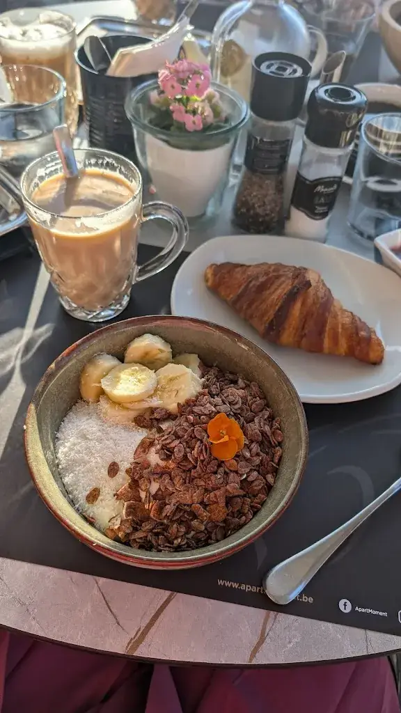 Nienke Verboom_Apart & Moment (De Coqisserie)_Haan_review