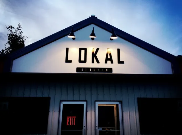 Lokal Kitchen restaurante en Sylvan Lake