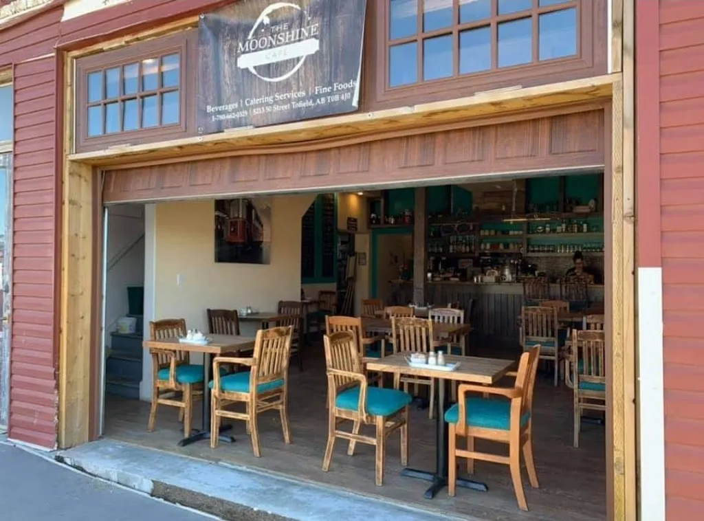 Moonshine Cafe restaurante en Tofield
