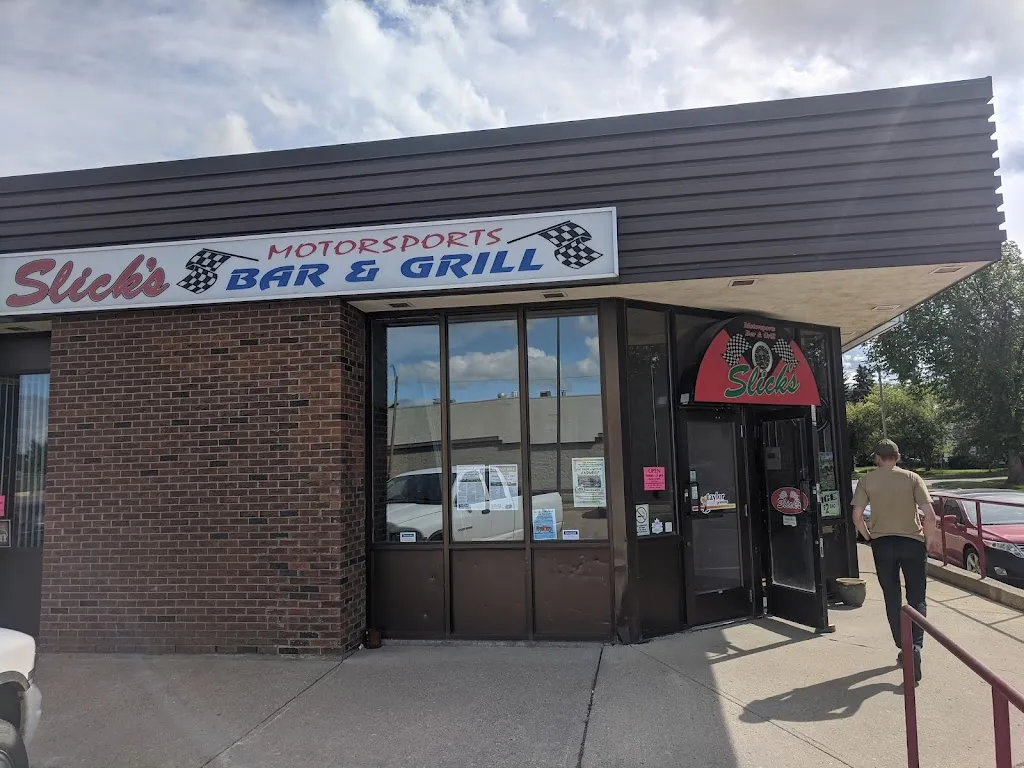 Slick's Motorsports Bar & Grill restaurante en Wetaskiwin
