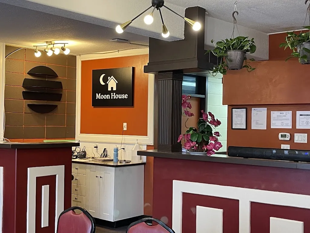 Moon House Restaurant restaurante en Claresholm
