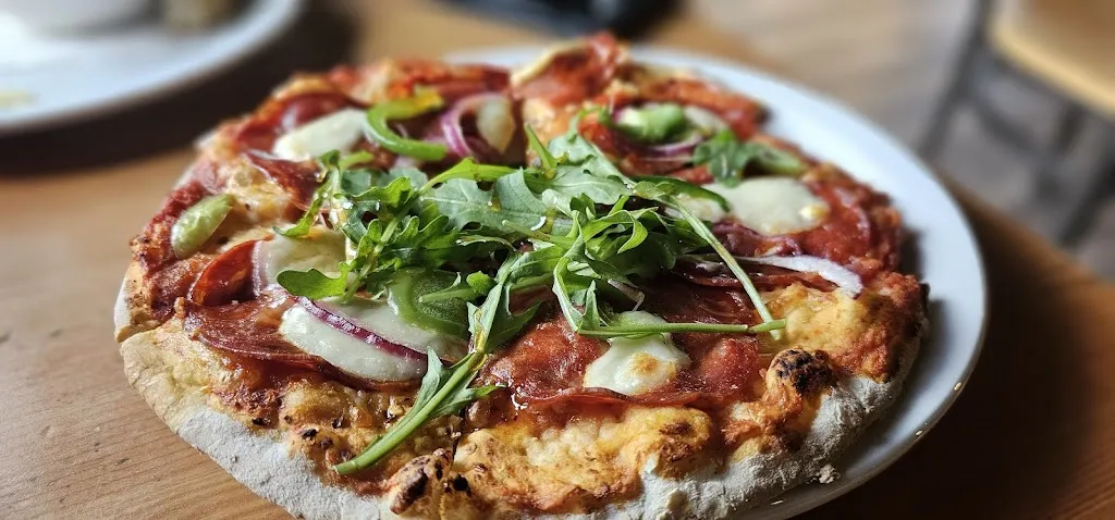 Kat Lange_Rocky Mountain Flatbread Co._Canmore_bewertung