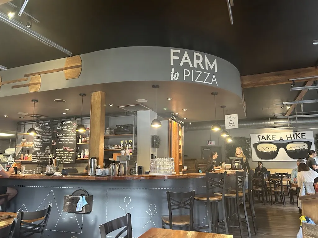 Rocky Mountain Flatbread Co. restaurante en Canmore