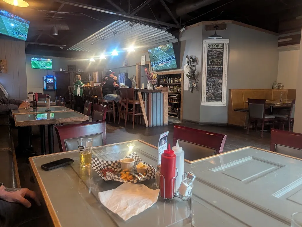 M Har_Sixth & Railway Grill / Bar_Duck Lake_avis