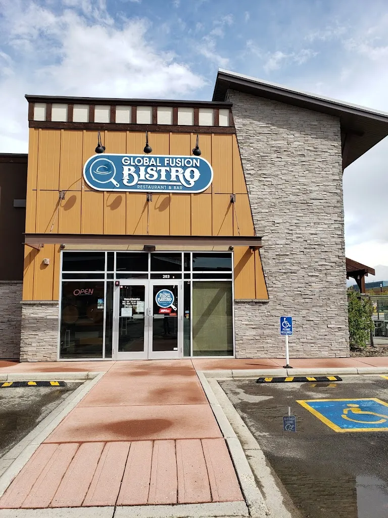 Global Fusion Bistro restaurante en Chestermere