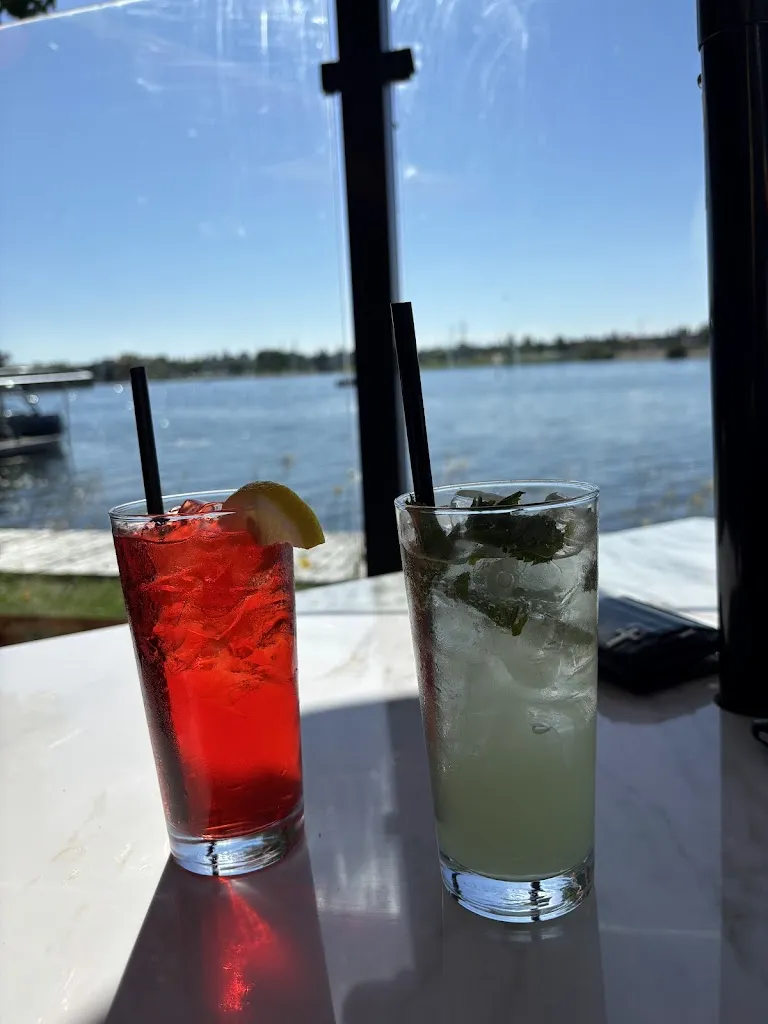 Megan Webb_Dockside Bar & Grill_Chestermere_reseña