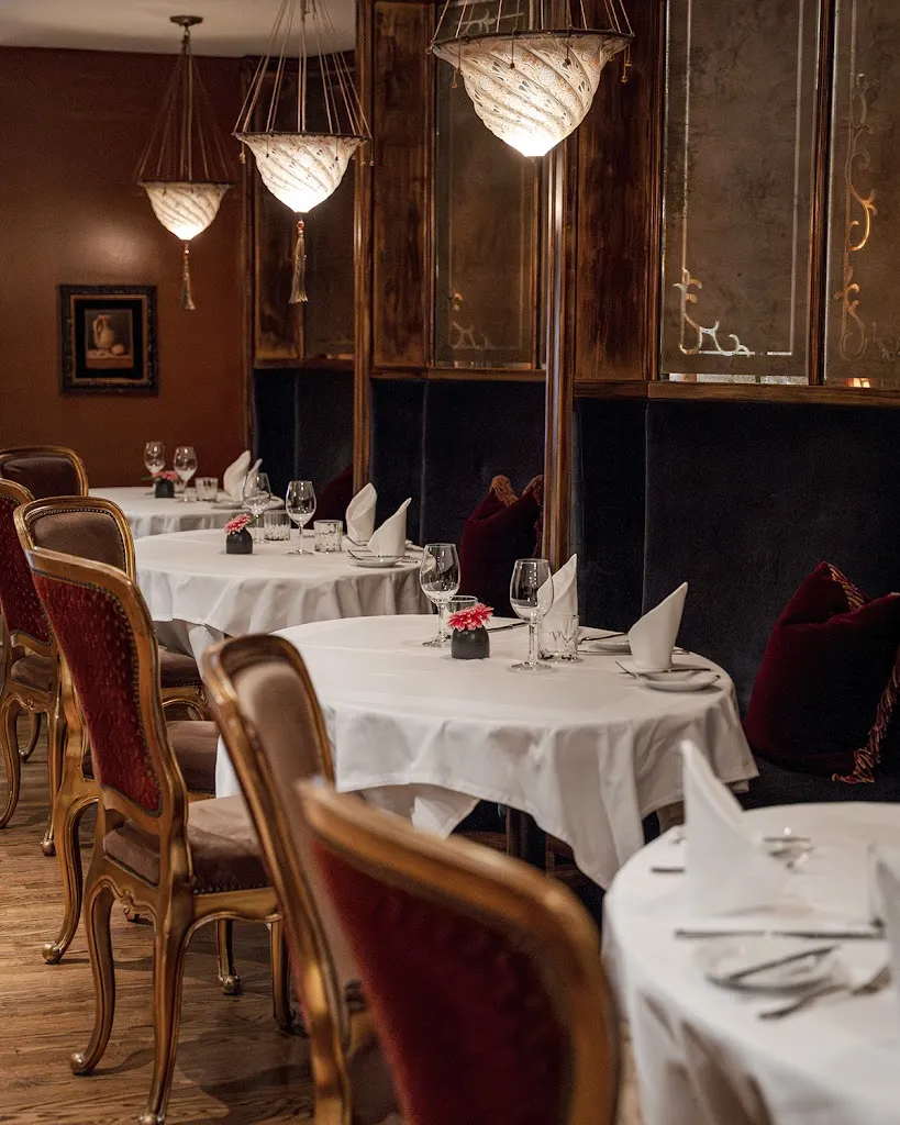 Bacchus Restaurant & Lounge restaurante en Metro Vancouver Regional District