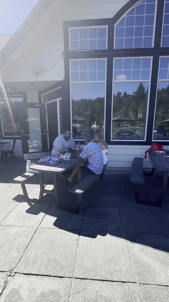 Stickleback Oceanfront Cider & Taphouse_Sooke_slider_bild_2