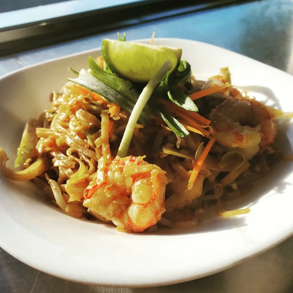 Pad-Thai by Patra restaurante en Sooke