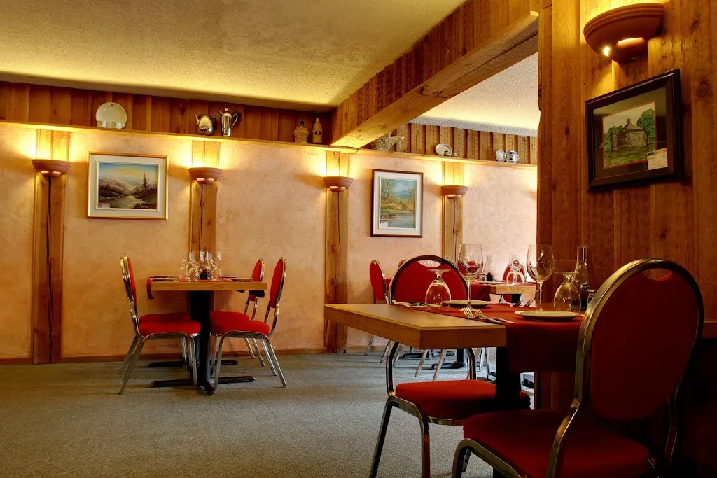 Benedict's Steakhouse & Tunnel Pub restaurante en Trail