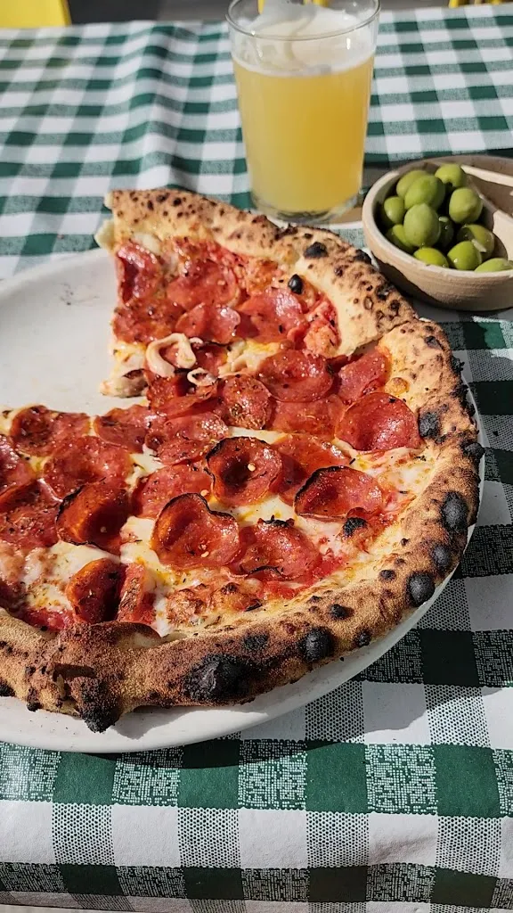 Basic Goodness Pizzeria_Tofino_slider_image_2