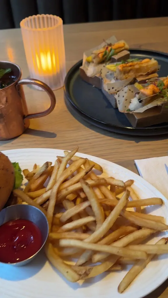 Earls Kitchen + Bar_Whistler_slider_image_2