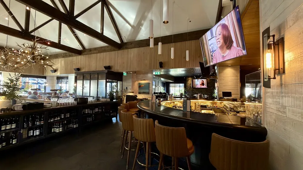 Earls Kitchen + Bar_Whistler_slider_image_3