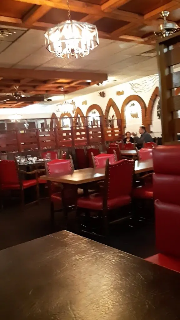 Three Knights Steakhouse & Pizza restaurante en Drayton Valley