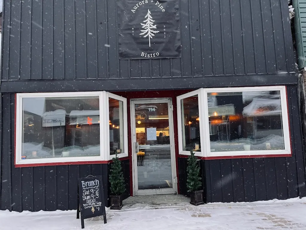 Aurora + Pine Bistro restaurante en Flin Flon