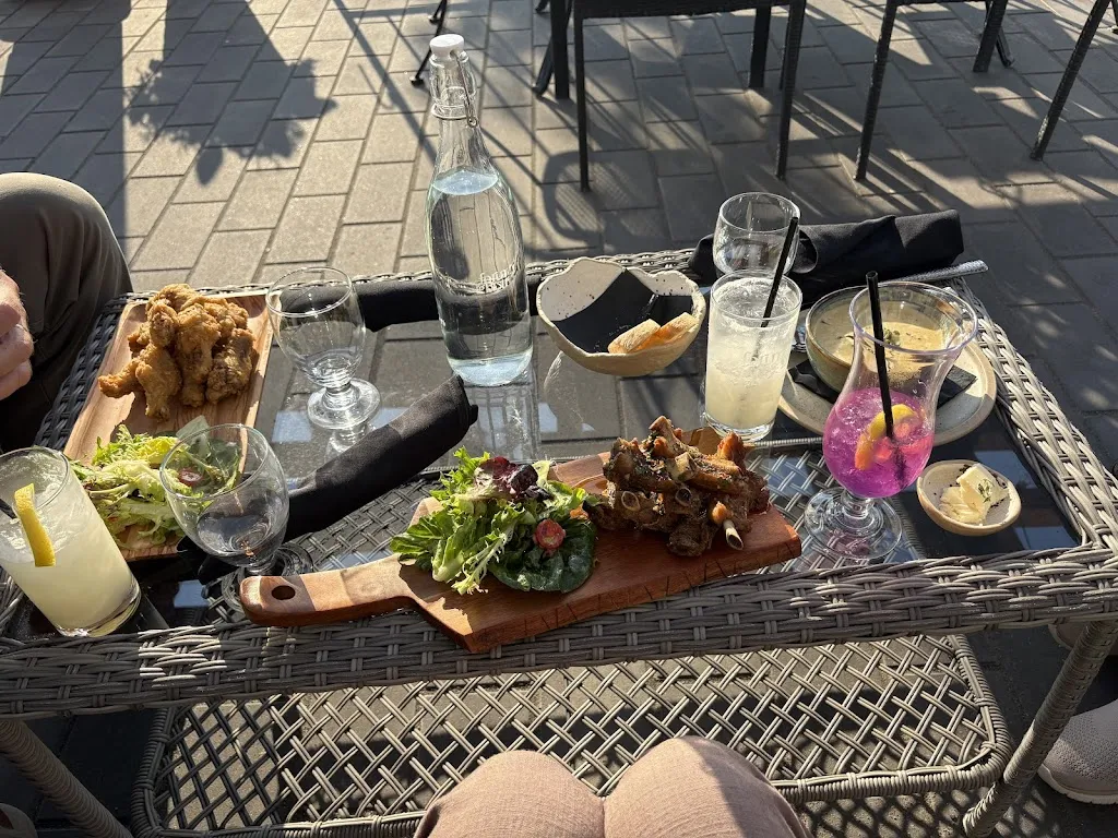 Emily Dueck_Forum & Bistro_Steinbach_reseña