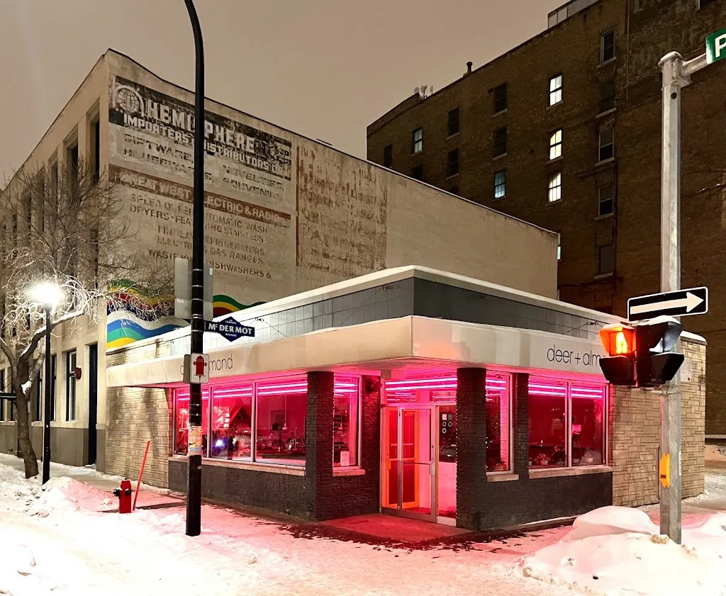 Deer + Almond restaurante en Winnipeg