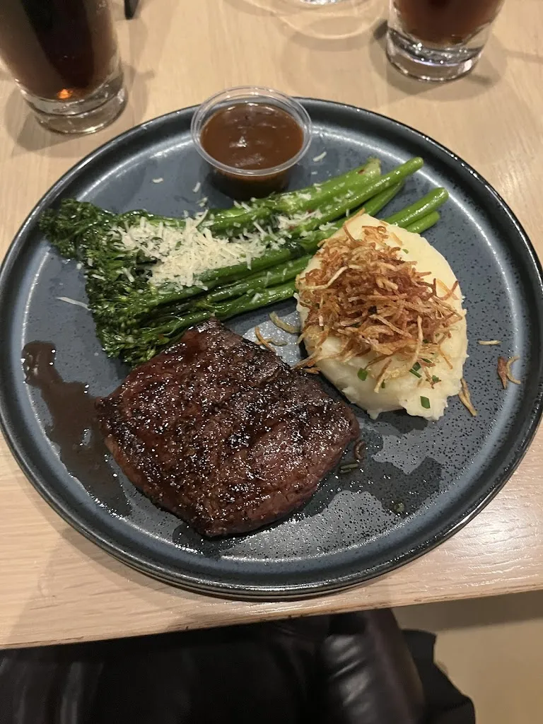 Earls Kitchen + Bar_Fort McMurray_slider_bild_3