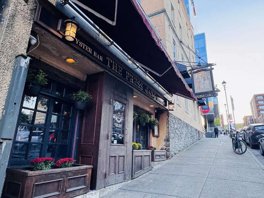 Jianshu Cui_The Press Gang Restaurant and Oyster Bar_Halifax_avis