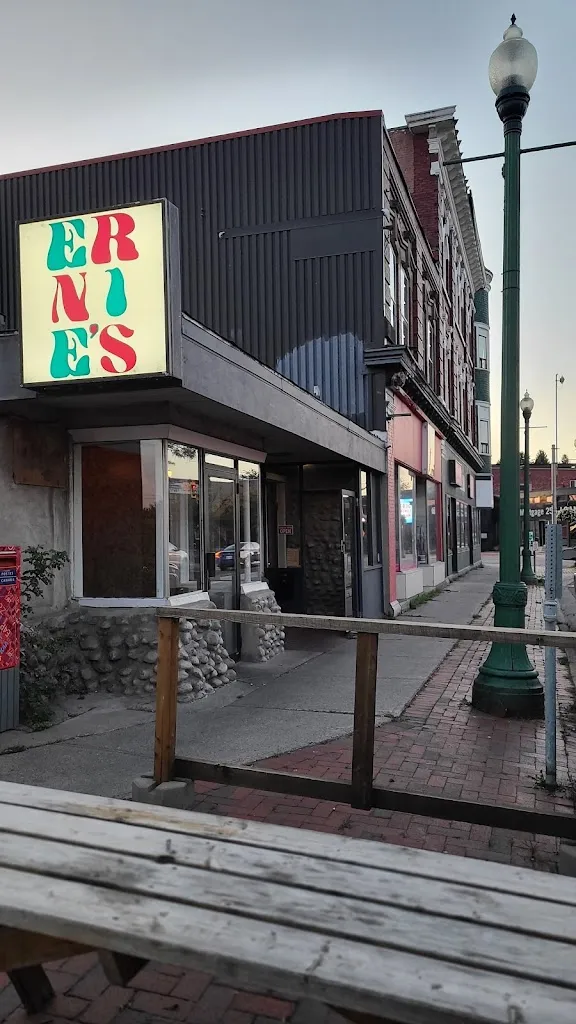 Ernie's Coffee Shop restaurante en Algoma