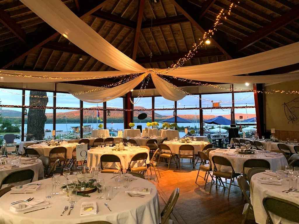 The Hexagon Waterfront Patio and Restaurant restaurante en Deep River