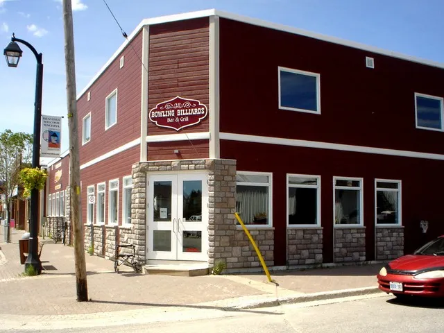 Bowling Billiards Bar & Grill restaurante en Hearst