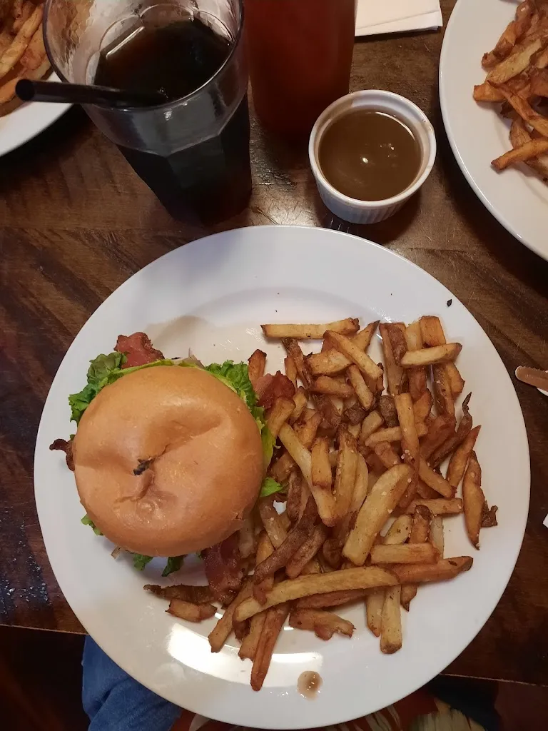 Logan Marko_Log Cabin Tavern_Kenora_recensione