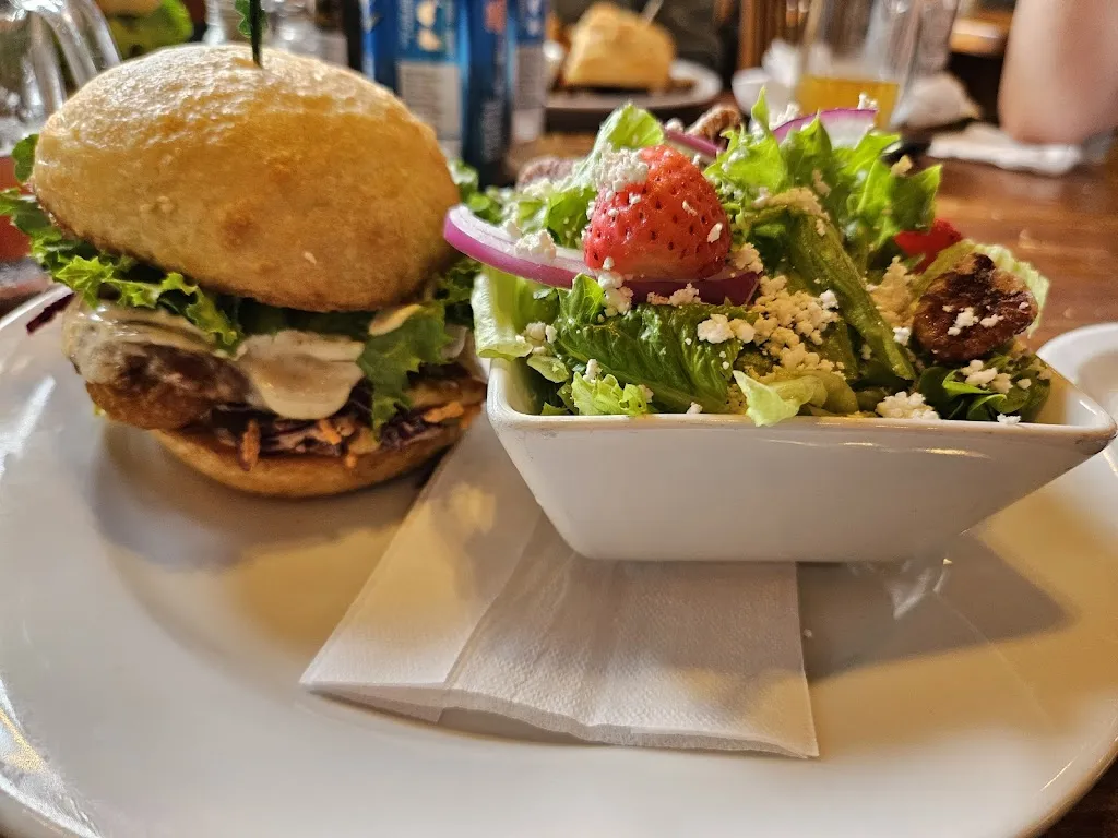 Log Cabin Tavern_Kenora_slider_immagine_2