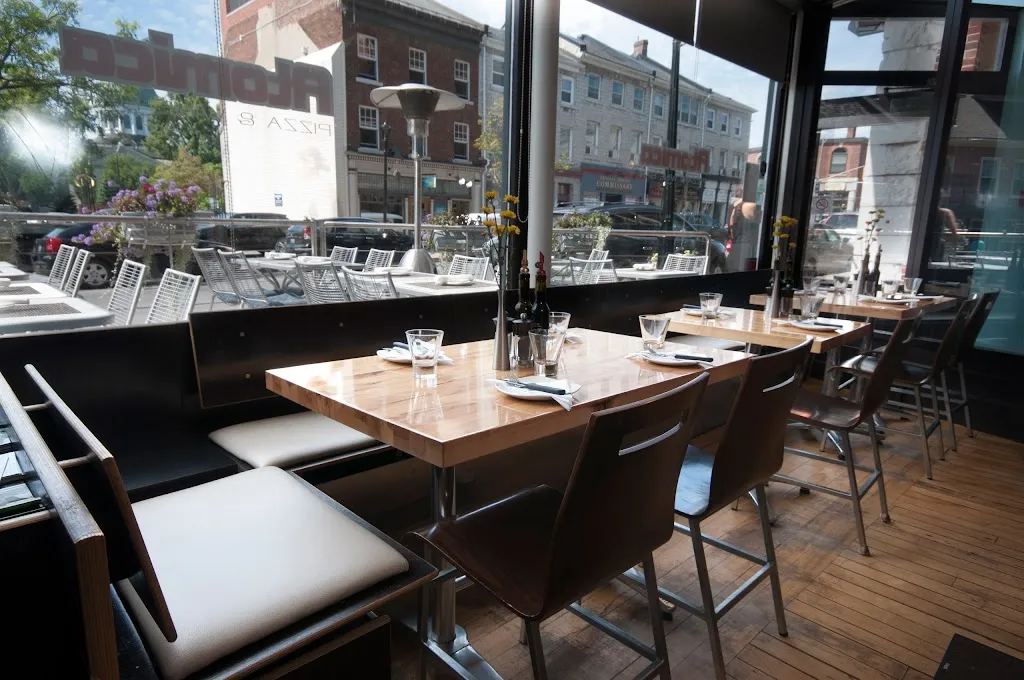 Atomica Kitchen / Cocktails restaurante en Kingston