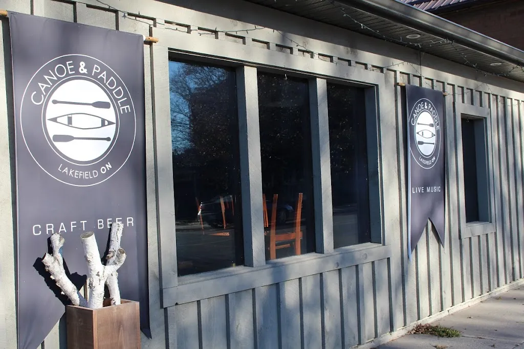 Canoe & Paddle restaurante en Lakefield