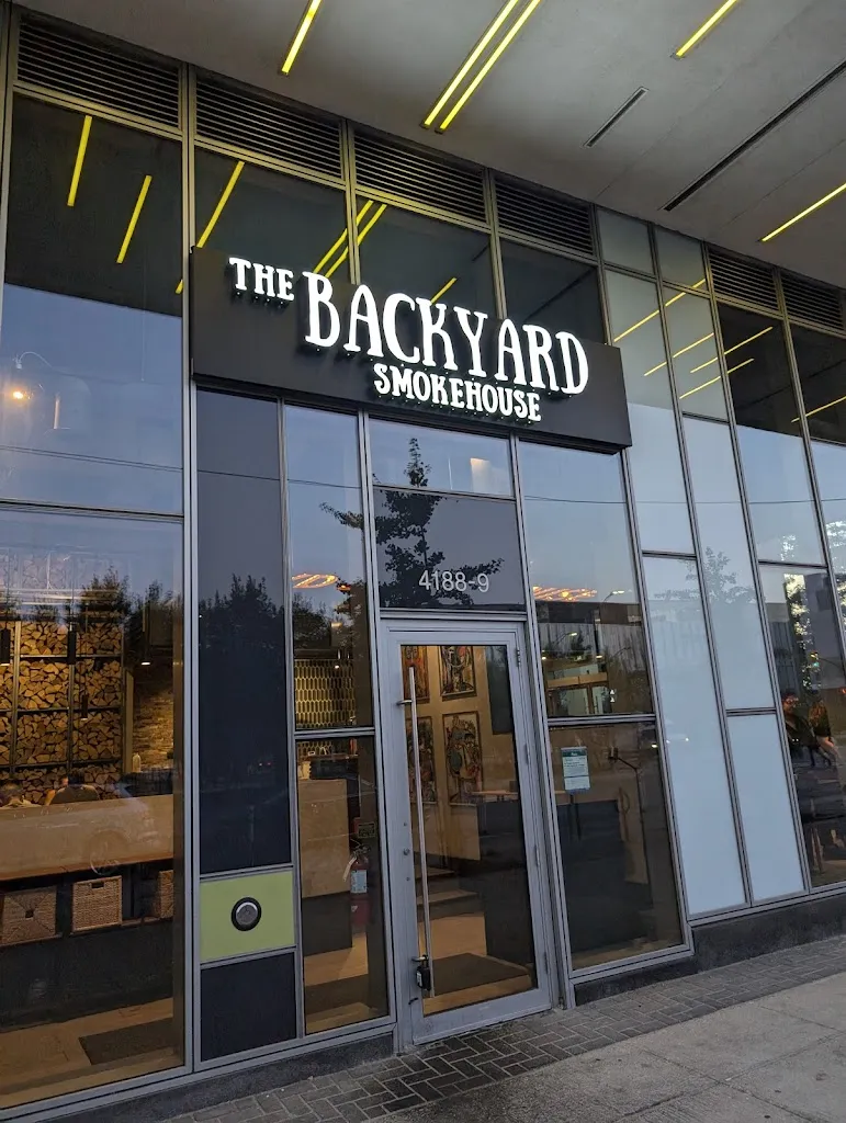 The Backyard Smokehouse Mississauga restaurante en Mississauga Beach