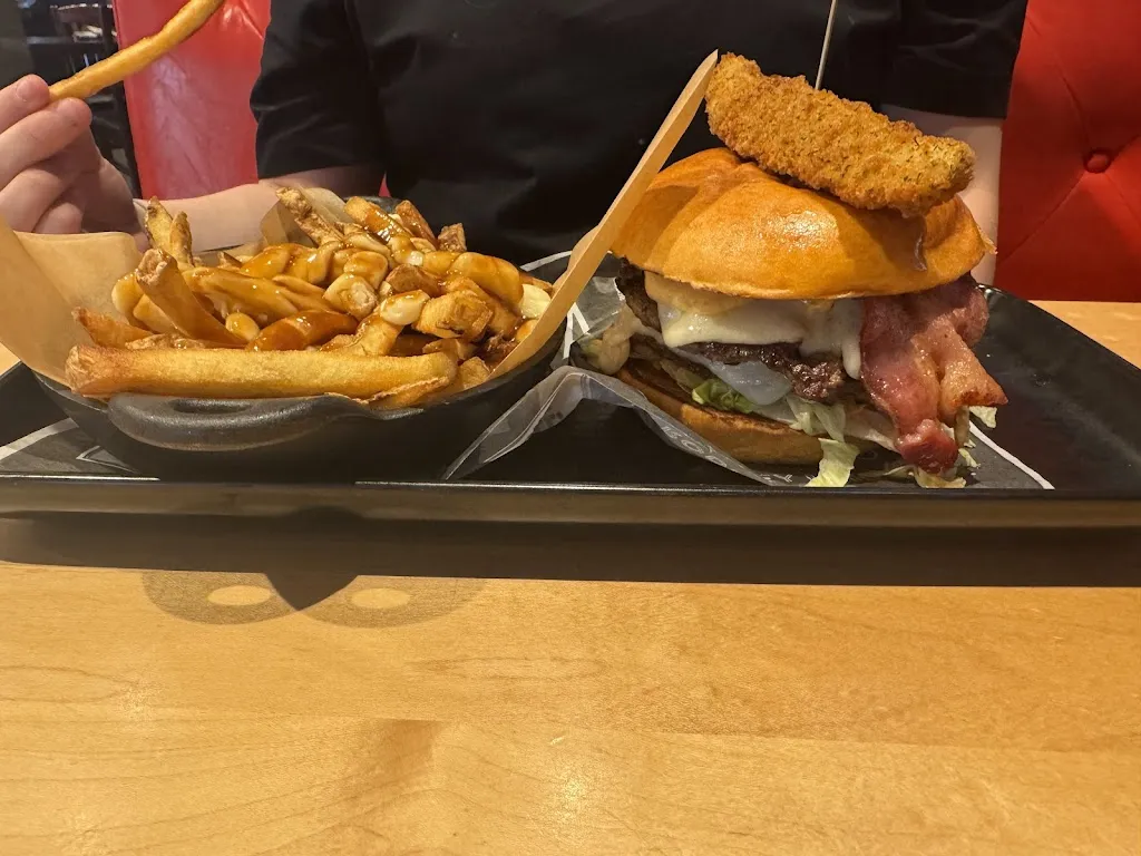 Shoeless Joe's Sports Grill_Napanee_slider_image_3