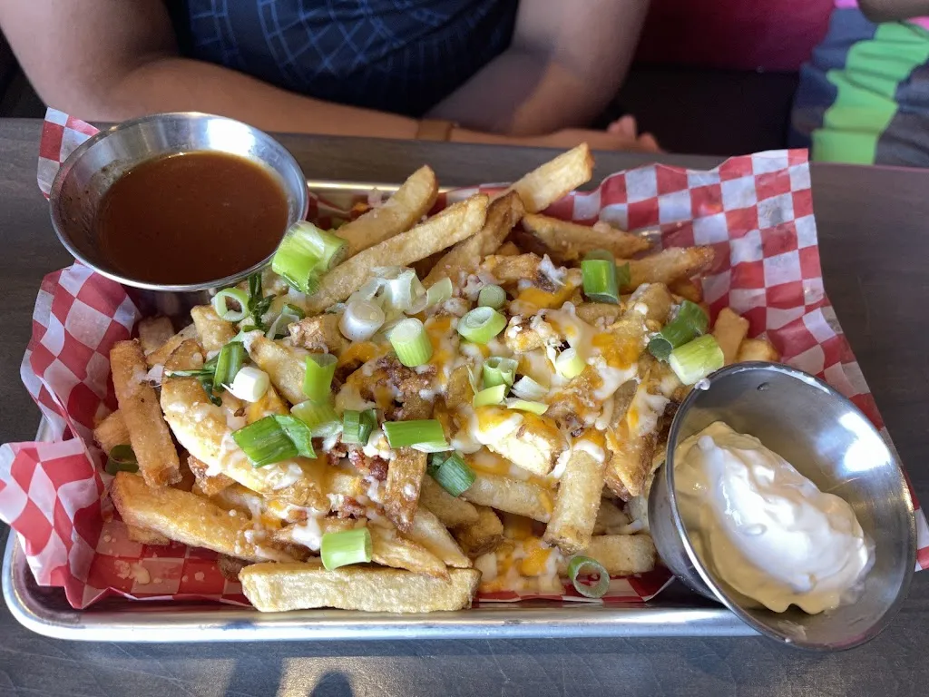 Dharsini Balagurunathan_Parker's BBQ & Prime Rib Grill_Napanee_avis