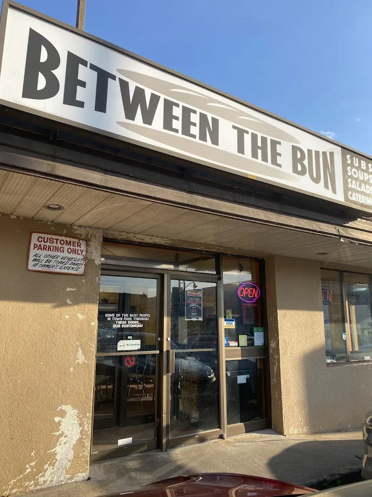 Between the Bun restaurante en North Bay