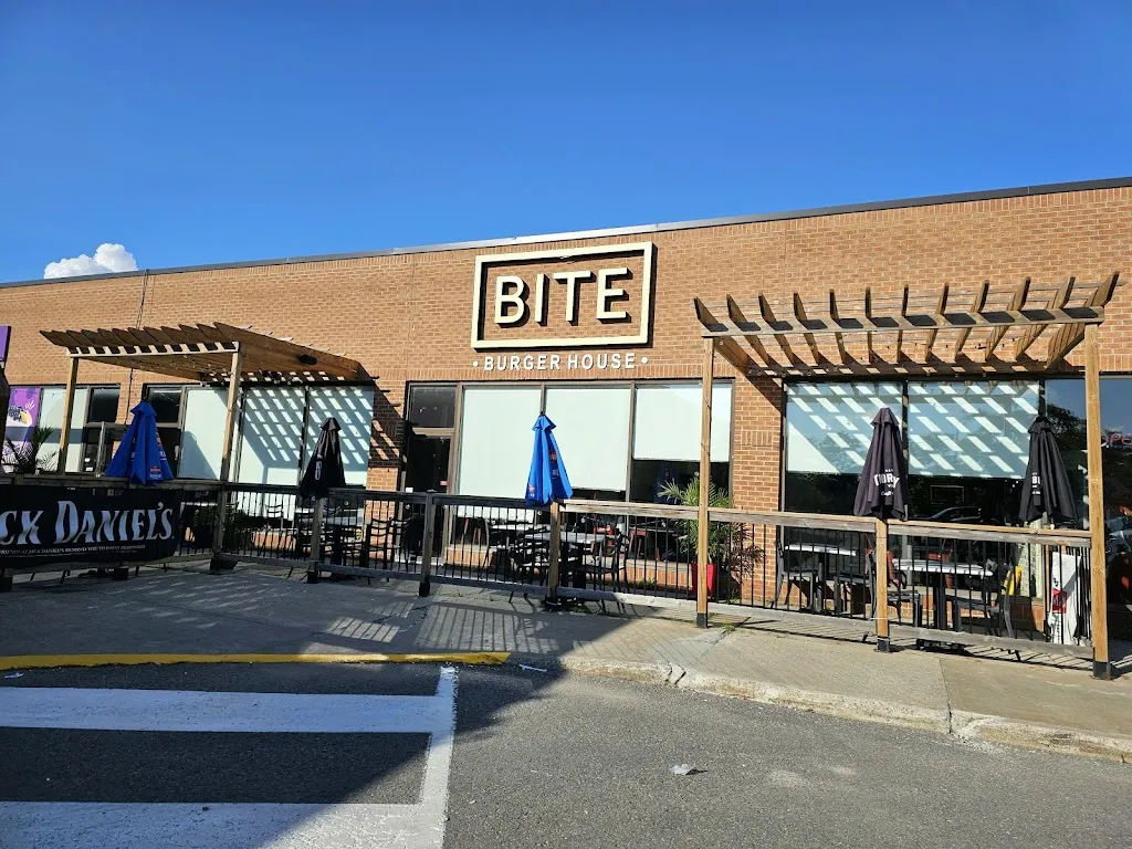 Bite Burger House on Tenth Line restaurante en Queenswood Heights