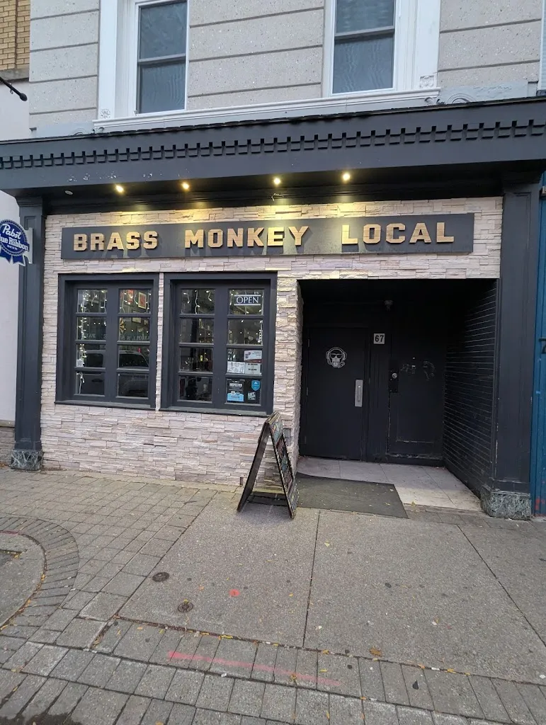 Brass Monkey Local_St. Catharines_slider_bild_2