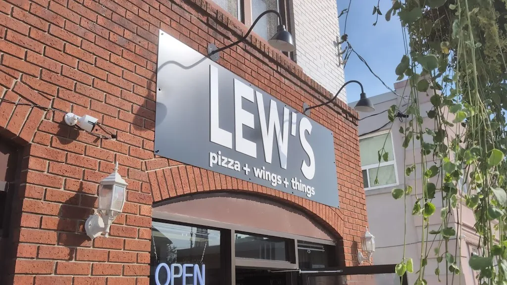 LEW’S pizza+wings+things restaurante en Thorold