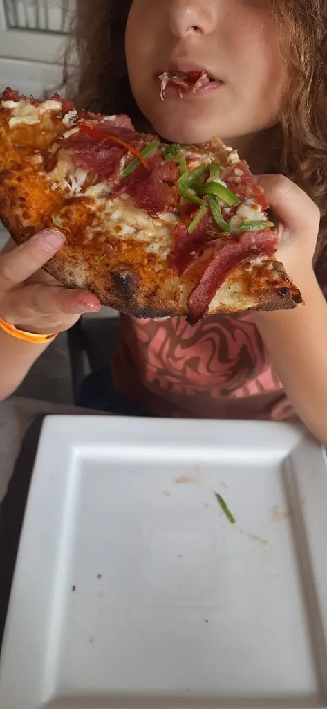 Анастасия Яковлева_O P'tit Bar Resto Pizza four a Bois_Cabano_review