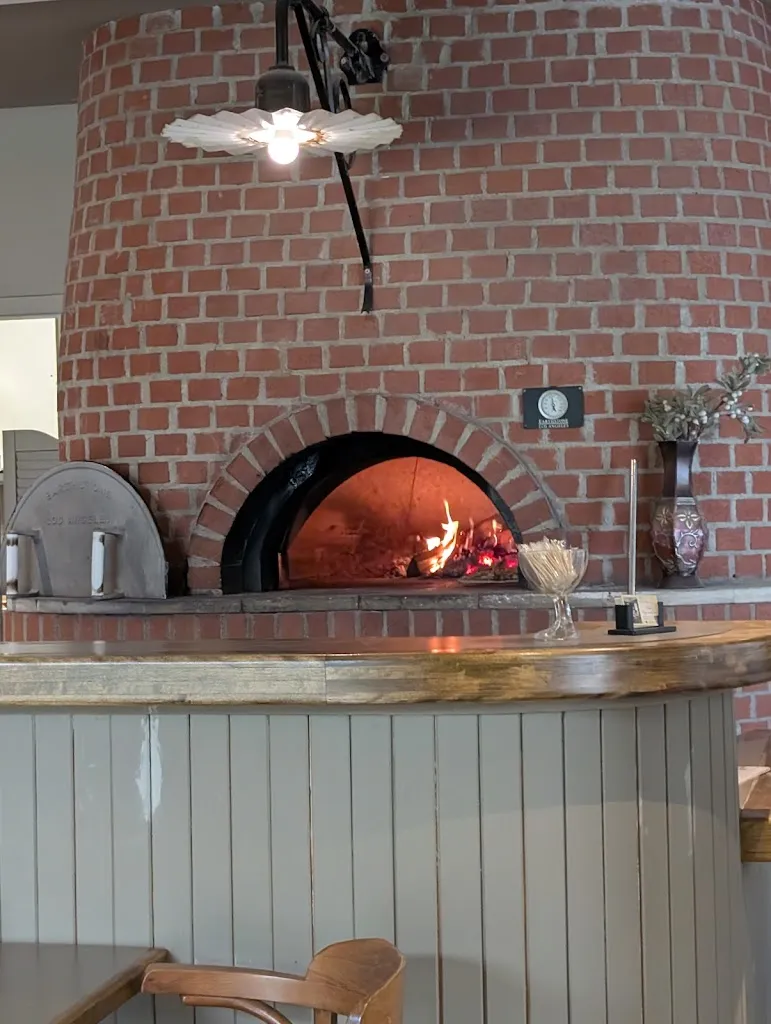 O P'tit Bar Resto Pizza four a Bois restaurant in Cabano