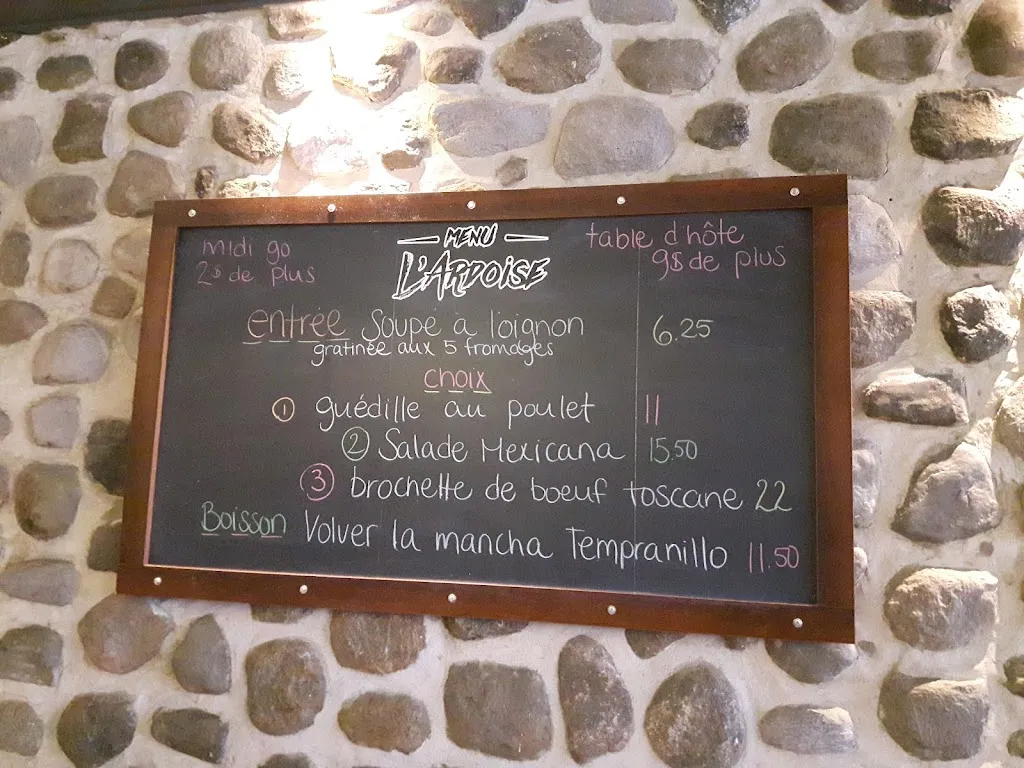 Restaurant et bar St-Hubert restaurant in Bromont