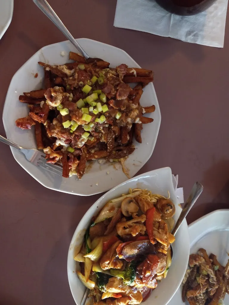 M E Cafe & Lounge_Picture Butte_slider_imagen_2