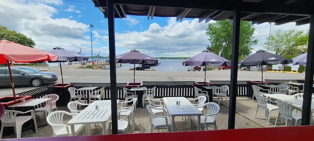 Resto De La Traverse restaurante en Oka