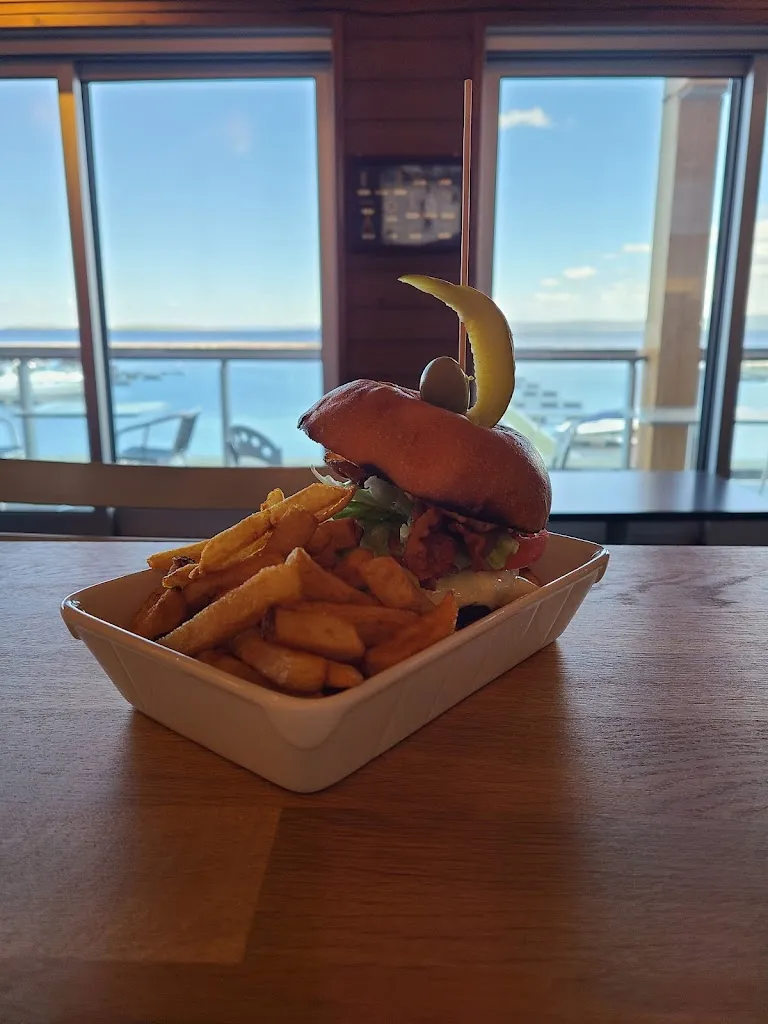 La Marina 1353 (18 ans +) restaurante en Roberval