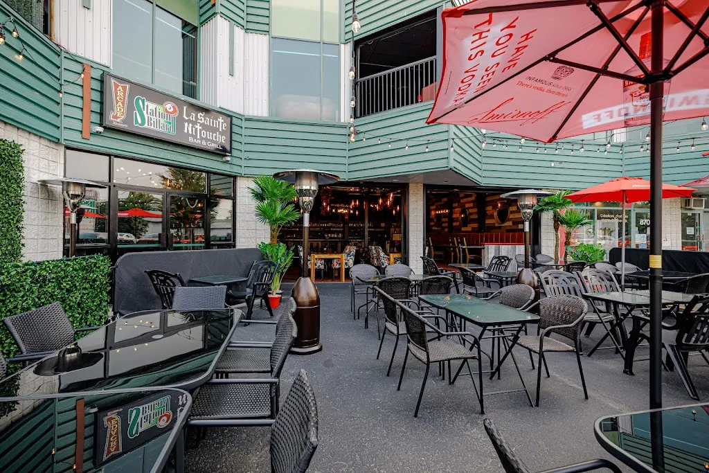 La Sainte-Nitouche / Station Billard restaurante en Saint-Lin-Laurentides