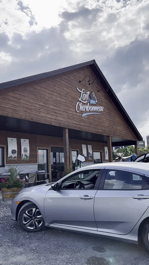 Lait Charbonneau restaurante en Sainte-Anne-des-Plaines