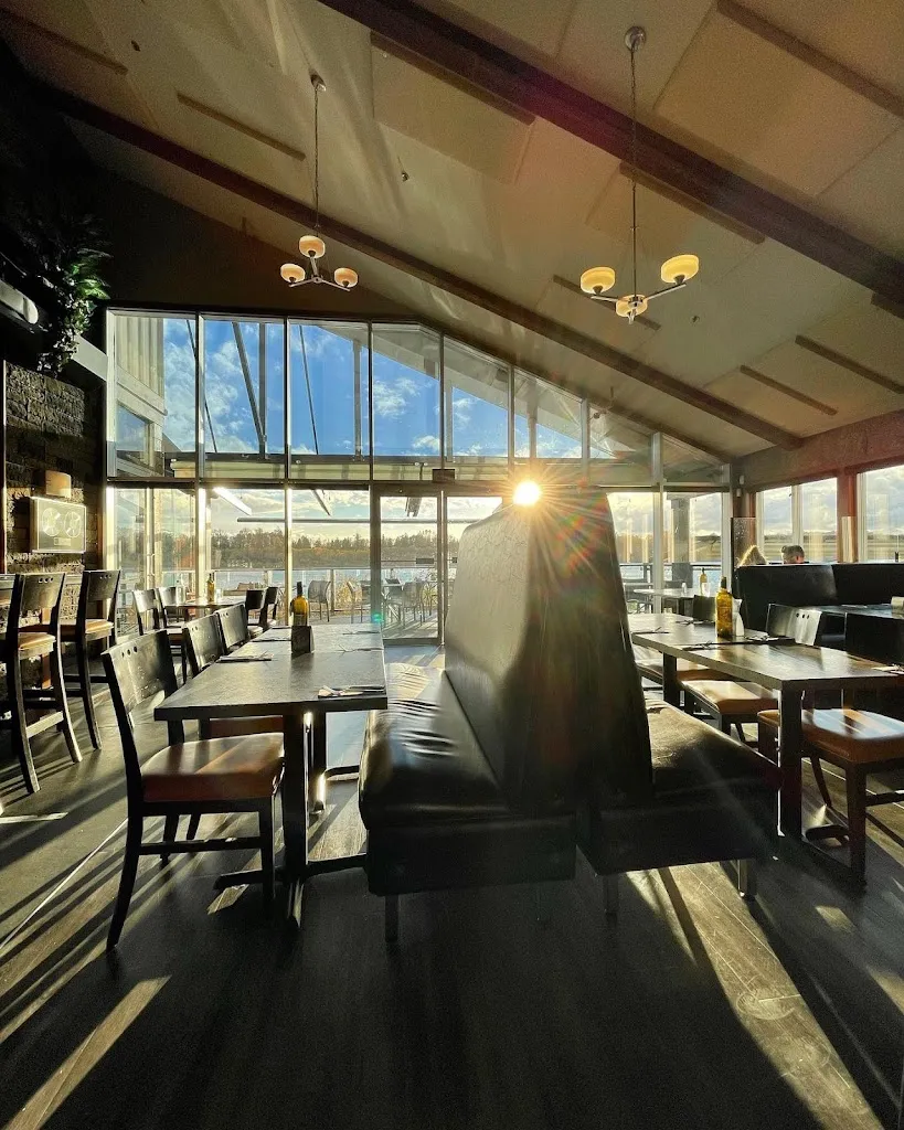 Kingfishers Waterfront Bar & Grill restaurant in Maple Creek