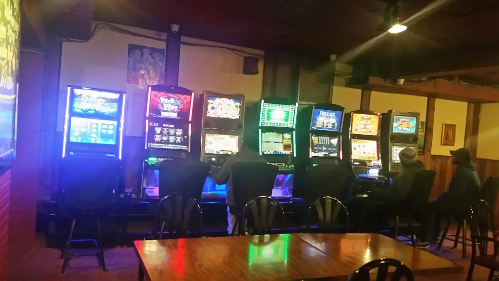 The Uptown Liquor Store & Bar restaurante en Moosomin