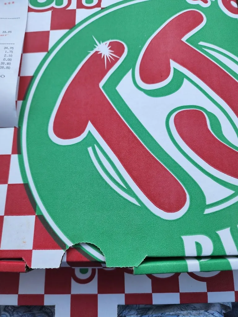 sabina sikaffy_TJ's Pizza_Moosomin_reseña