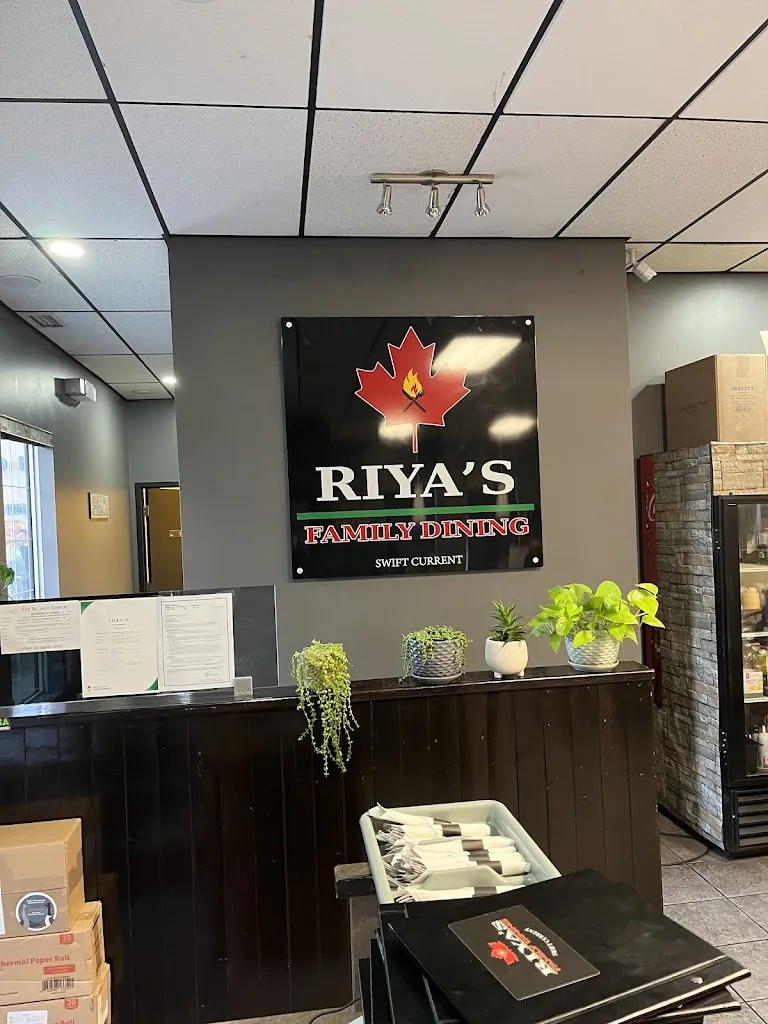 Riya's Family Dining restaurante en Swift Current